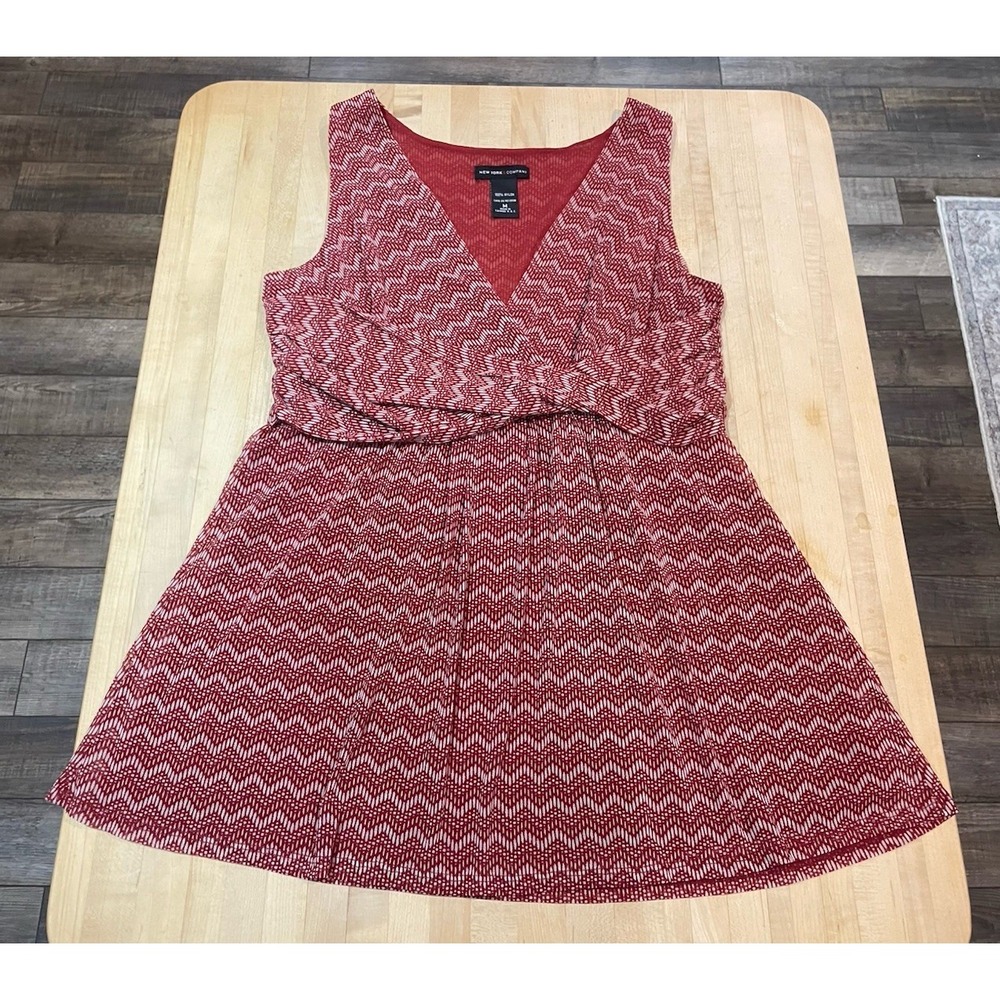 New York & Company Zig Zag Red And White Chevron Semi Sheer Lined Tank Top M Y2K